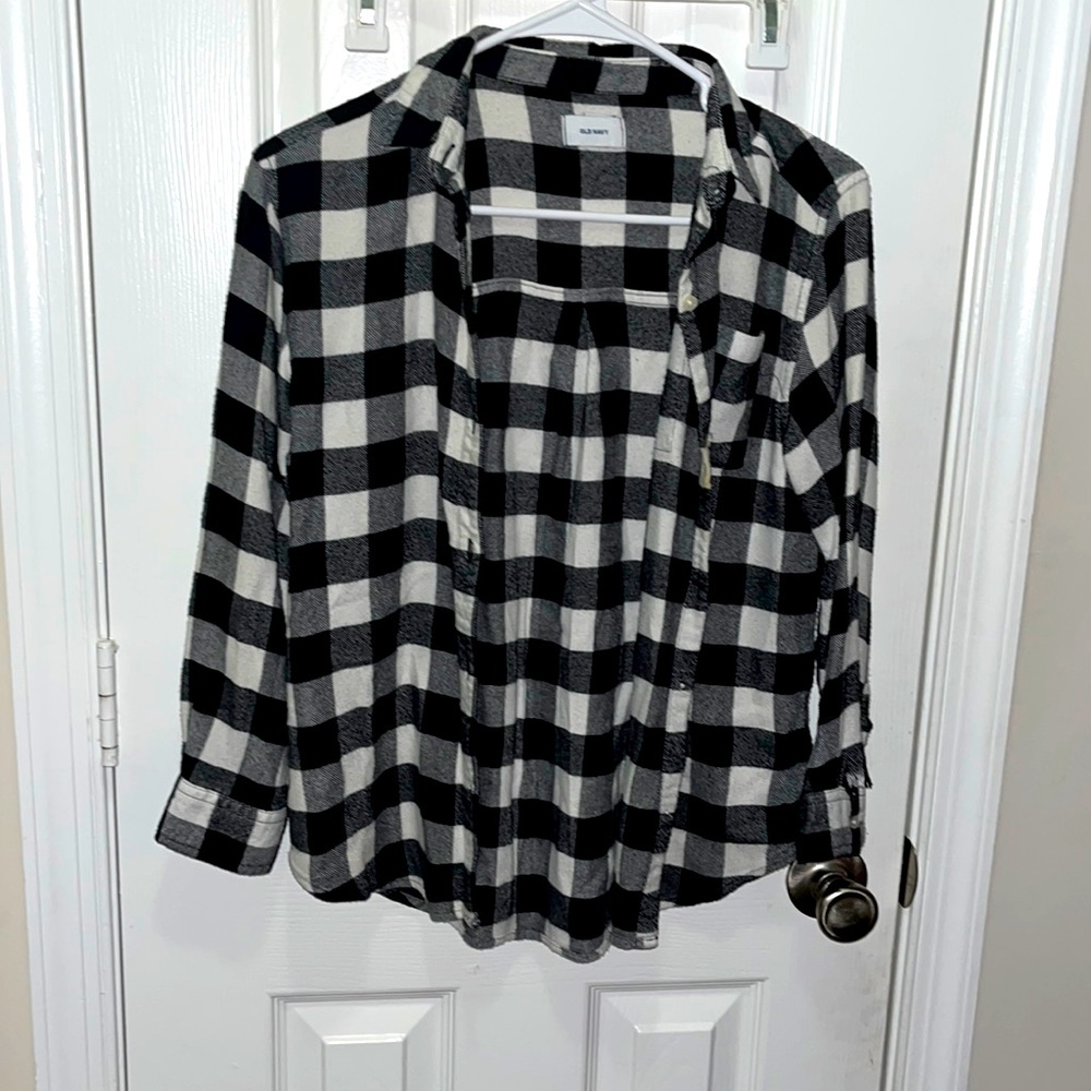brand: old navy. size: L (10-12). color: plaid: black and white